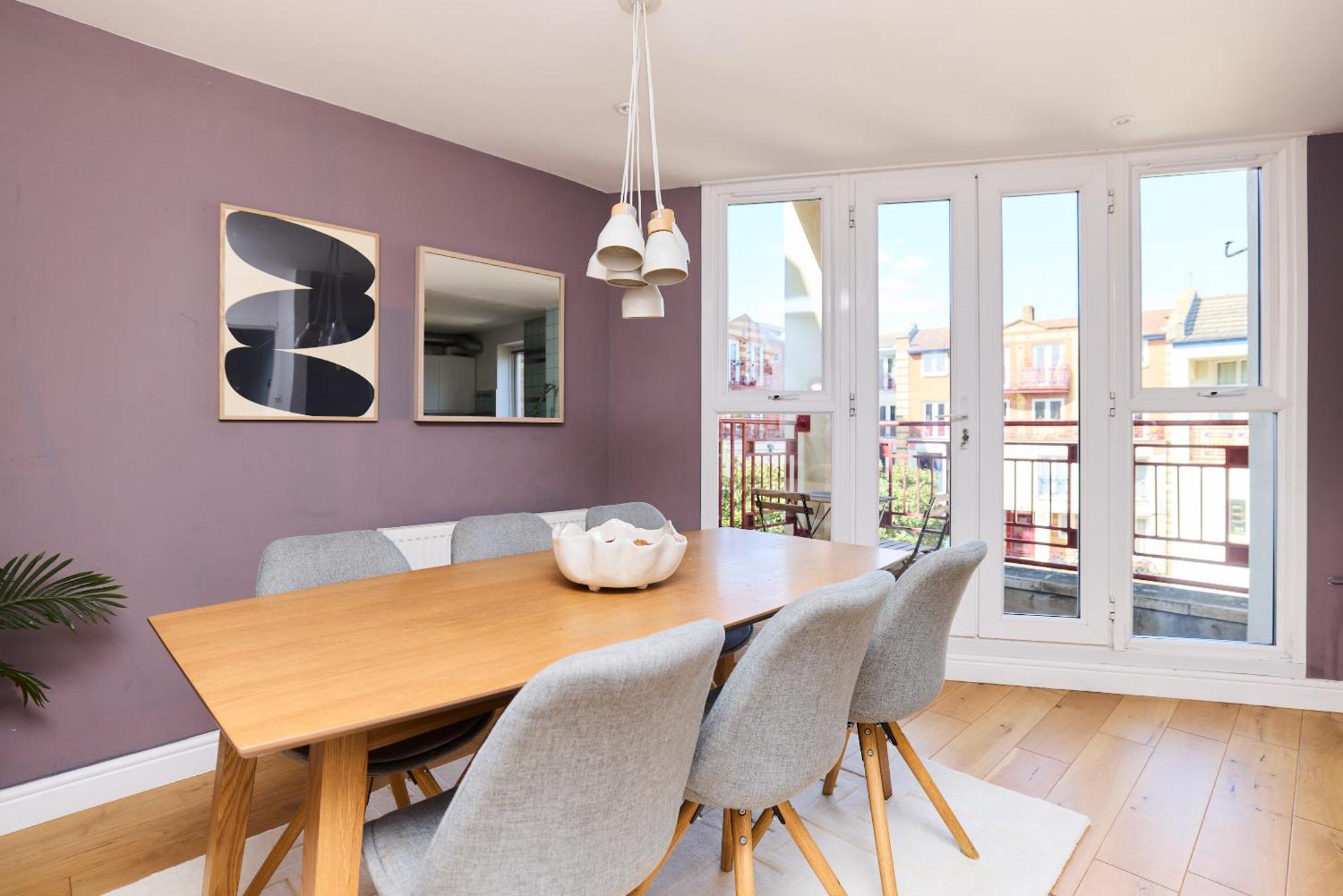 The Brunswick Retreat - Warm 3bdr Flat With Balcony Londra