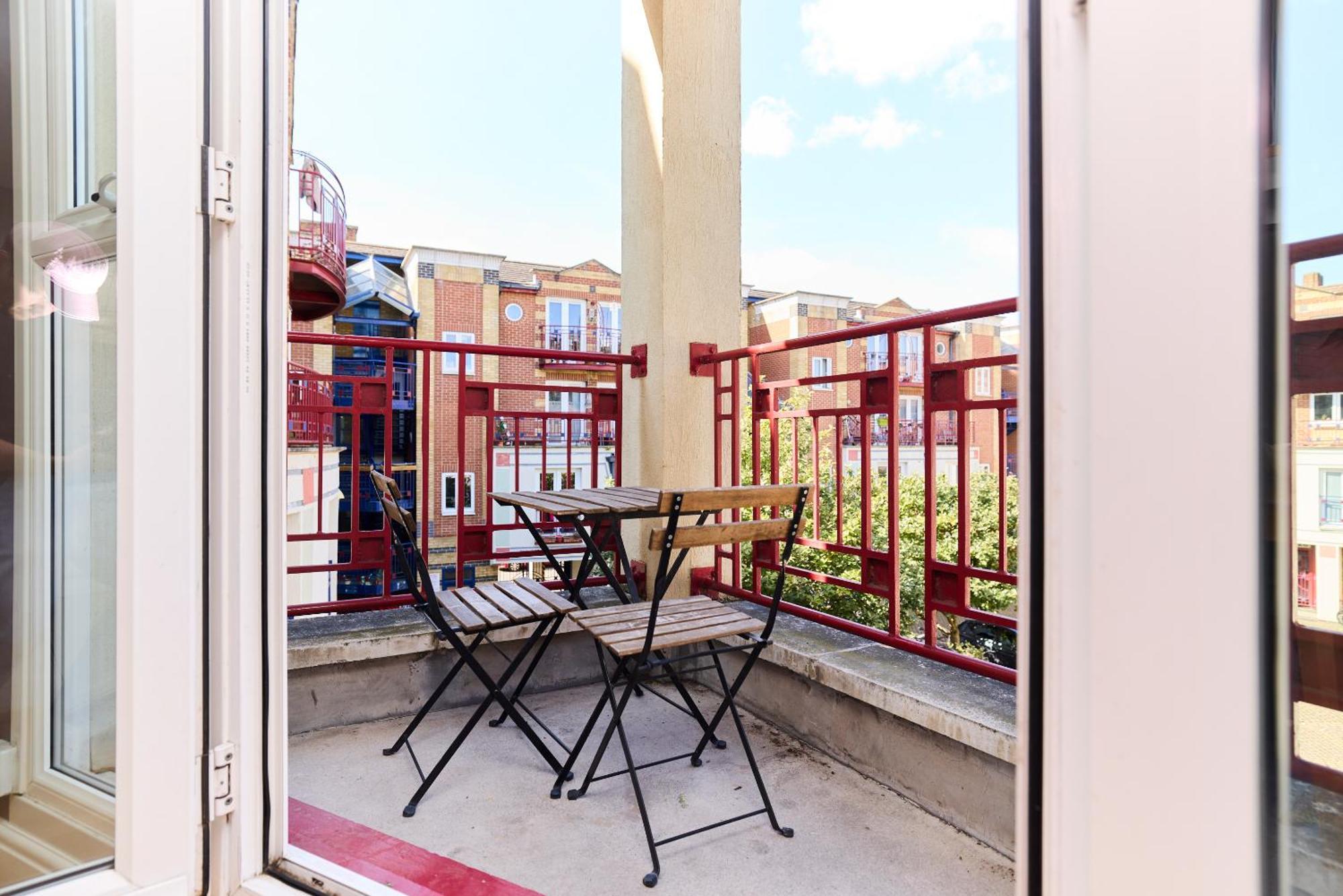 The Brunswick Retreat - Warm 3bdr Flat With Balcony Londra