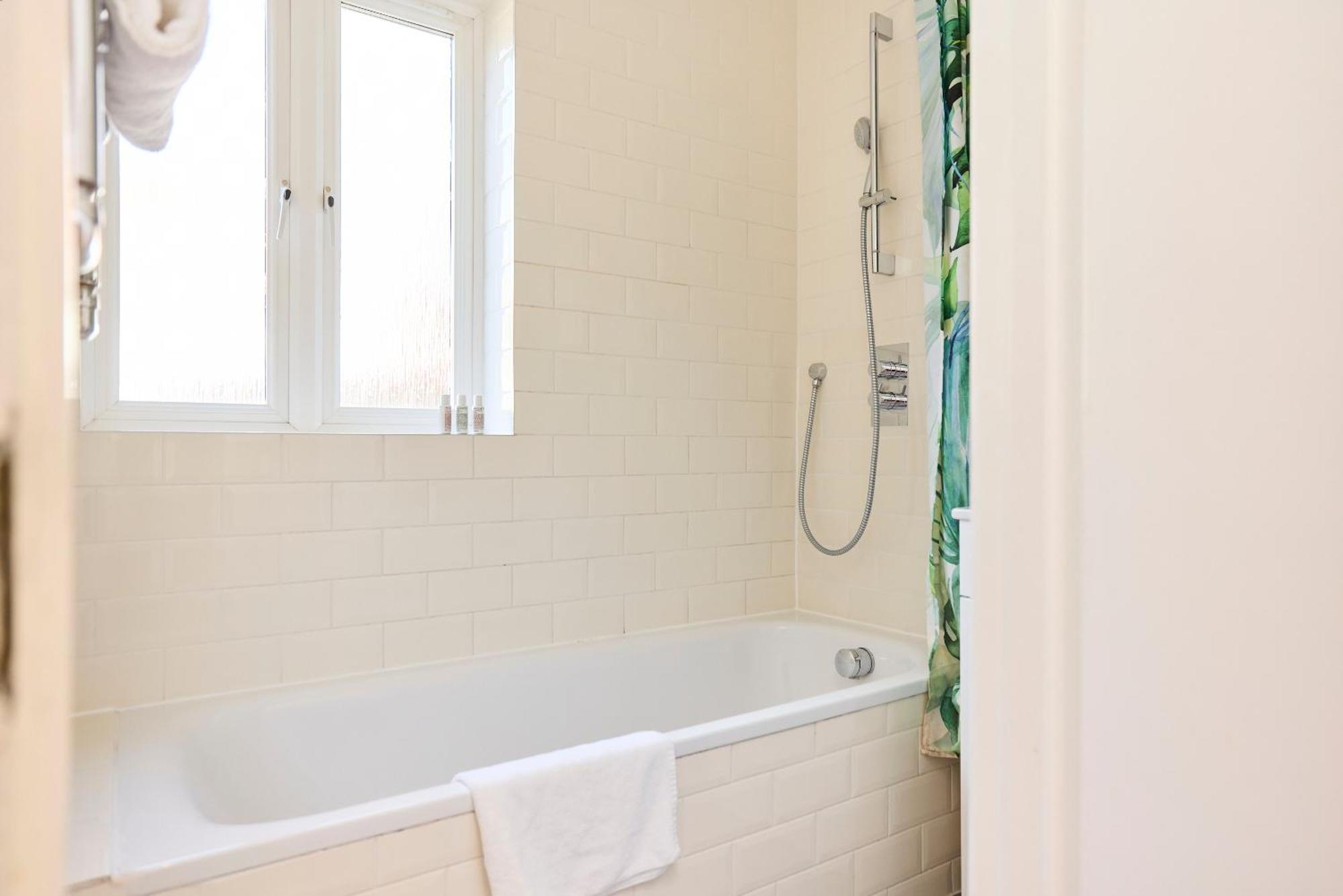 The Brunswick Retreat - Warm 3bdr Flat With Balcony * Londra