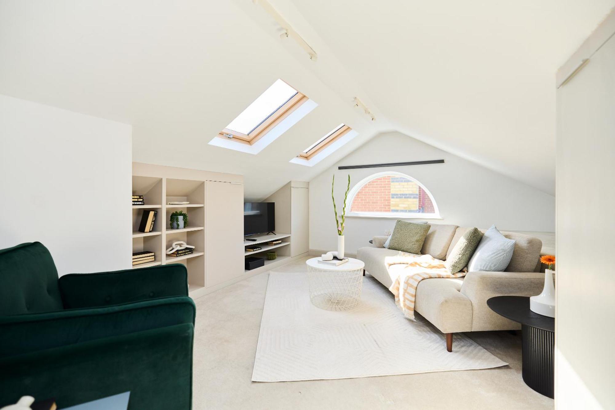 The Brunswick Retreat - Warm 3bdr Flat With Balcony Londra